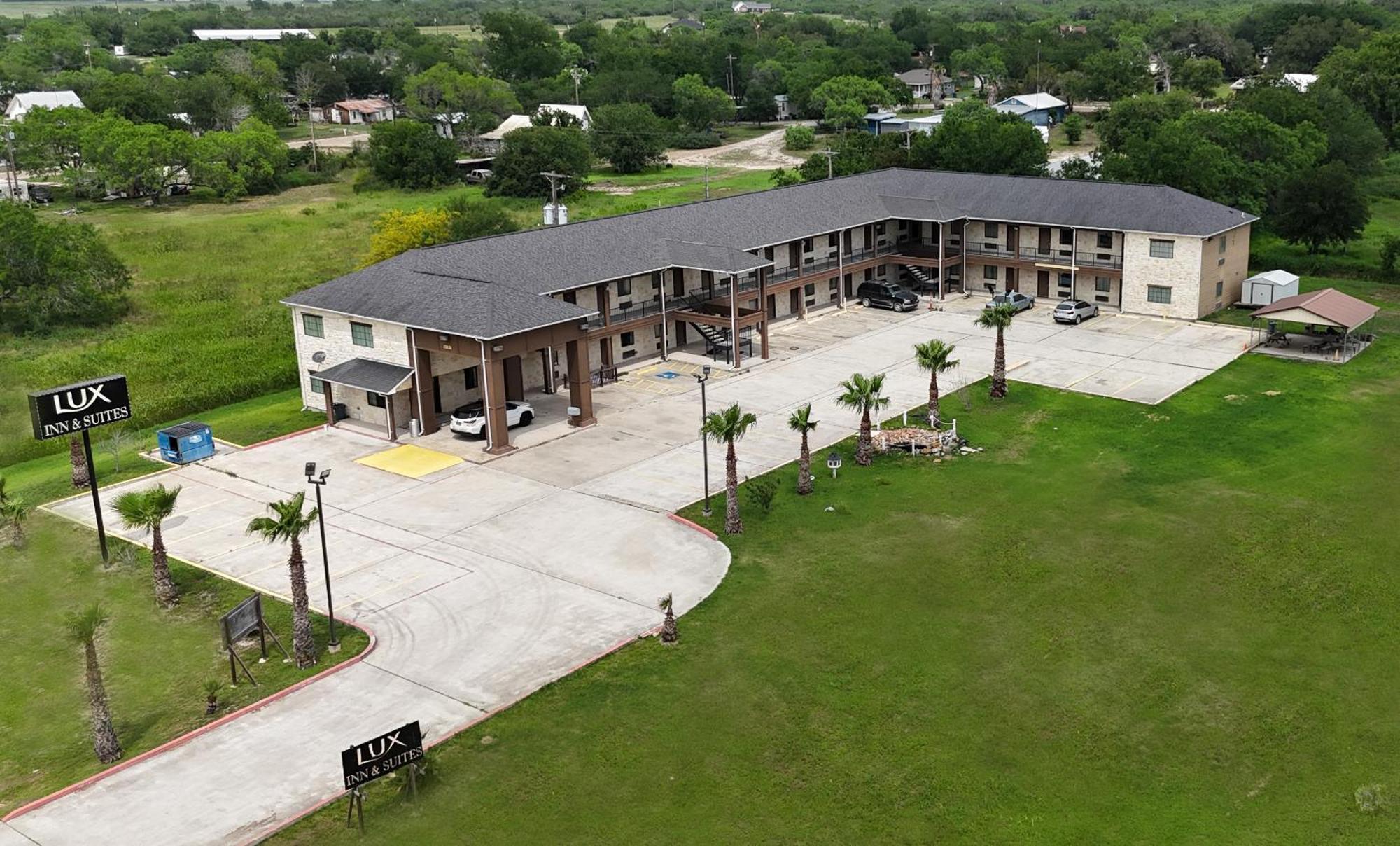 Lux Inn And Suites Three Rivers Exterior photo
