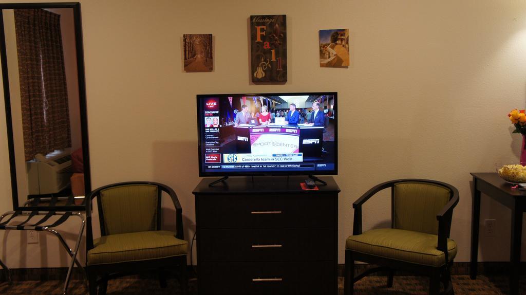 Lux Inn And Suites Three Rivers Room photo