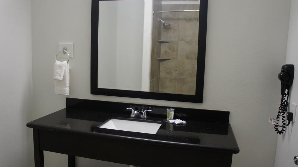 Lux Inn And Suites Three Rivers Room photo
