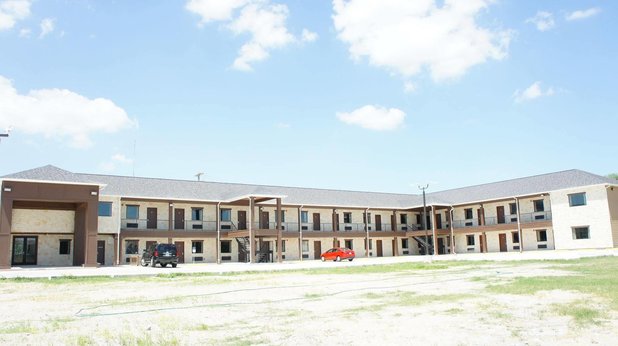 Lux Inn And Suites Three Rivers Exterior photo