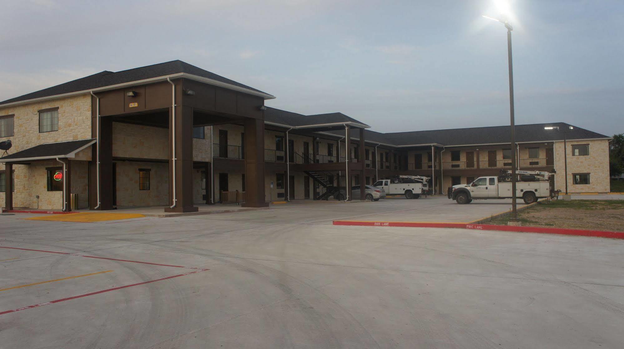Lux Inn And Suites Three Rivers Exterior photo