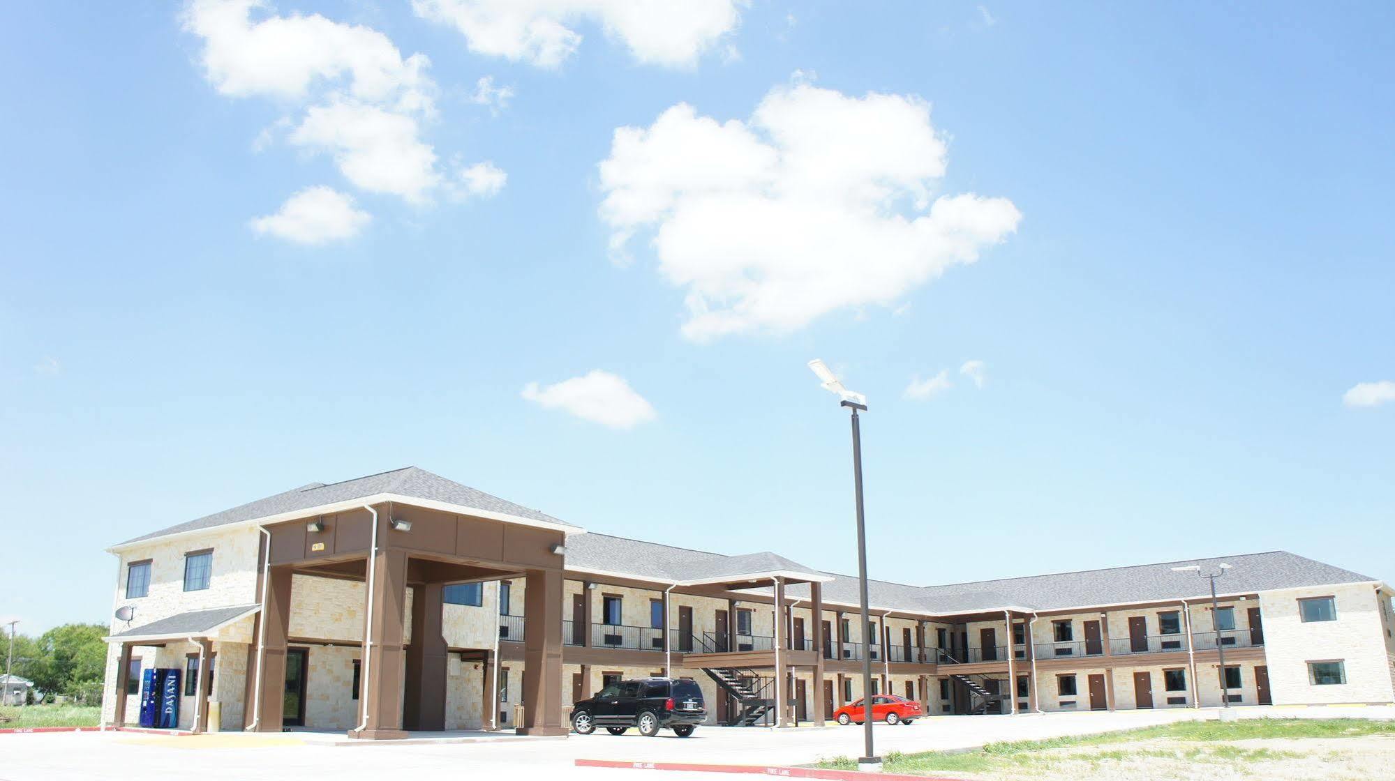 Lux Inn And Suites Three Rivers Exterior photo